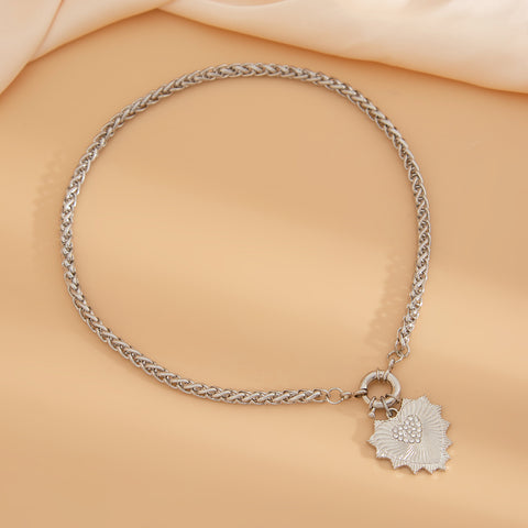 Diamond studded heart-shaped metal pendant necklace, light luxury style spring buckle collarbone chain set